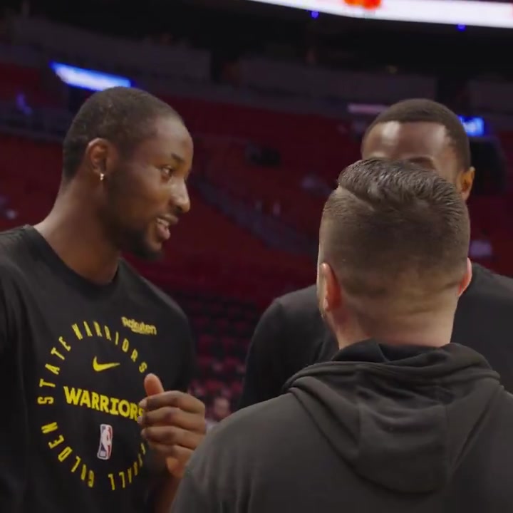 维金斯赛前和勇士老友热聊 笑容依旧温暖纯真