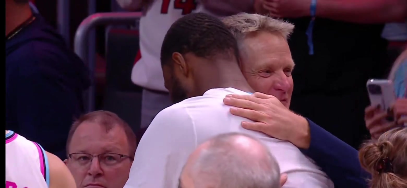 科尔赛后和昔日爱将维金斯紧紧拥抱 眼睛里似乎还有泪光