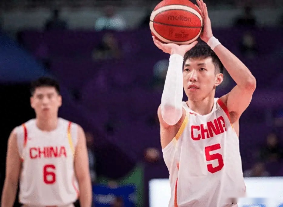 男篮半场溃败韩国!程帅澎+三宁+2内死顶,三分12中1,防守太糟糕