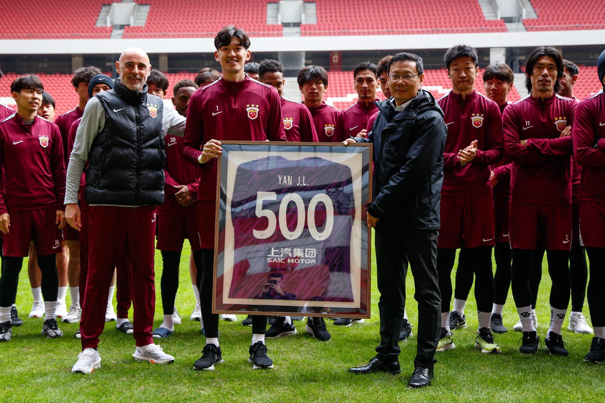 海港6日上午转道新加坡去新山,颜骏凌、徐新获颁纪念球衣