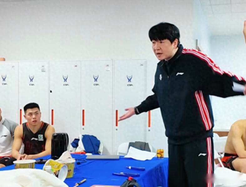 输广厦邱彪更衣室发飙!极度不满最后时刻防守态度,渴望凶狠!