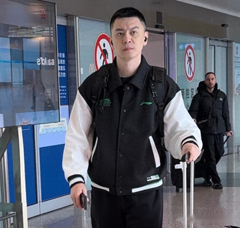 辽篮启程武汉打杯赛!众人严肃,姜宇星随队,赛程压力大!