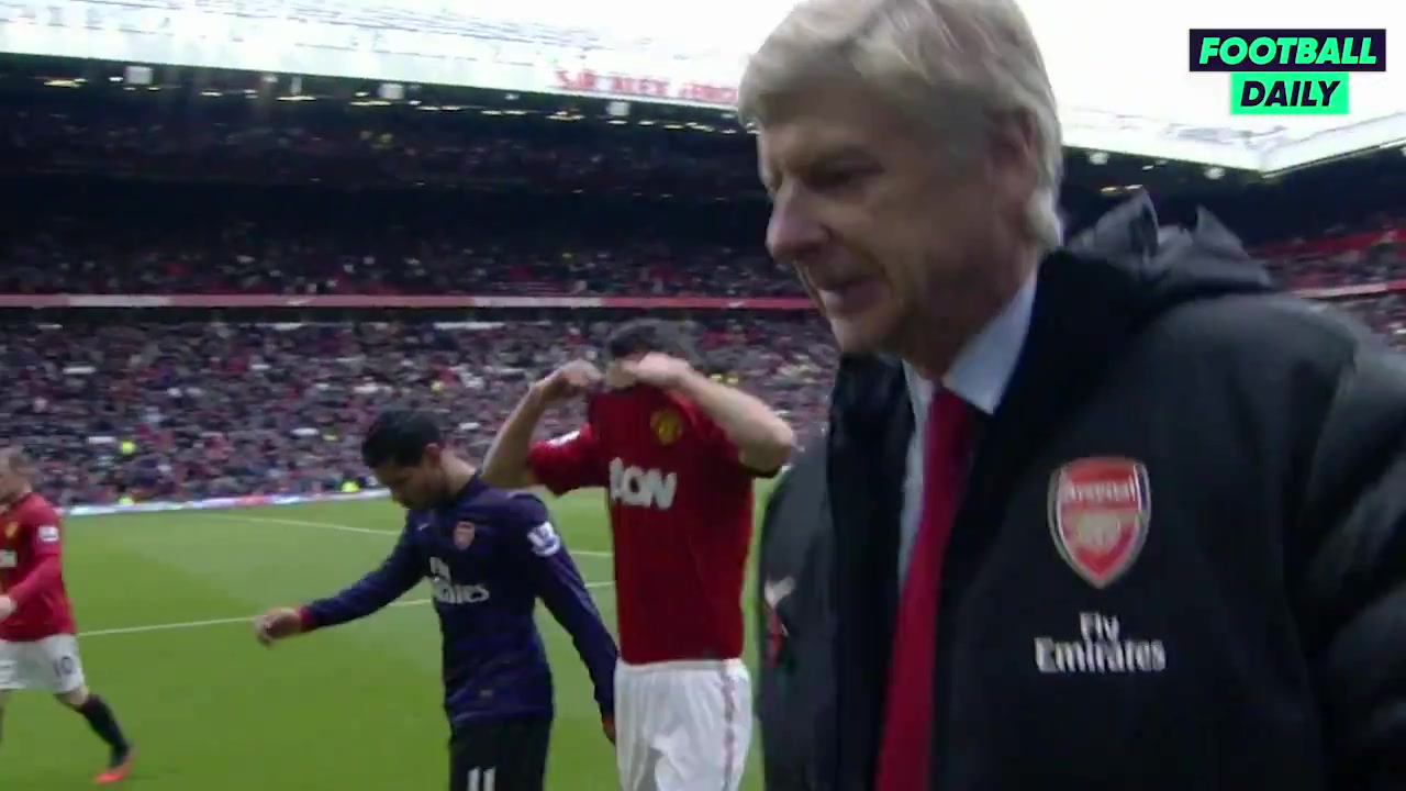 在范佩西加盟曼联后首次与阿森纳相遇时后卫桑托斯与他交换球衣