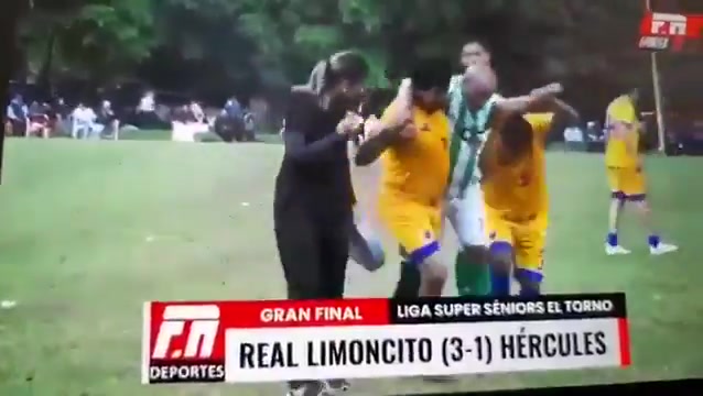 离谱玻利维亚联赛上两名球员扛起老头直接扔出场外了