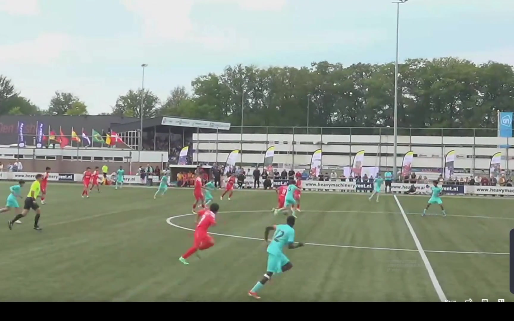 邝兆镭不虚巴萨青训啊最后倚着三名防守人转身太帅了吧