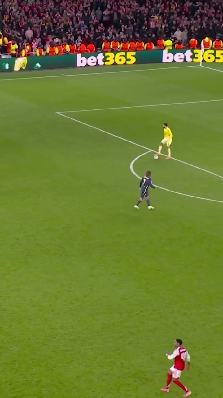 这也是没谁了一个后场出球拉亚也能给玩出花来