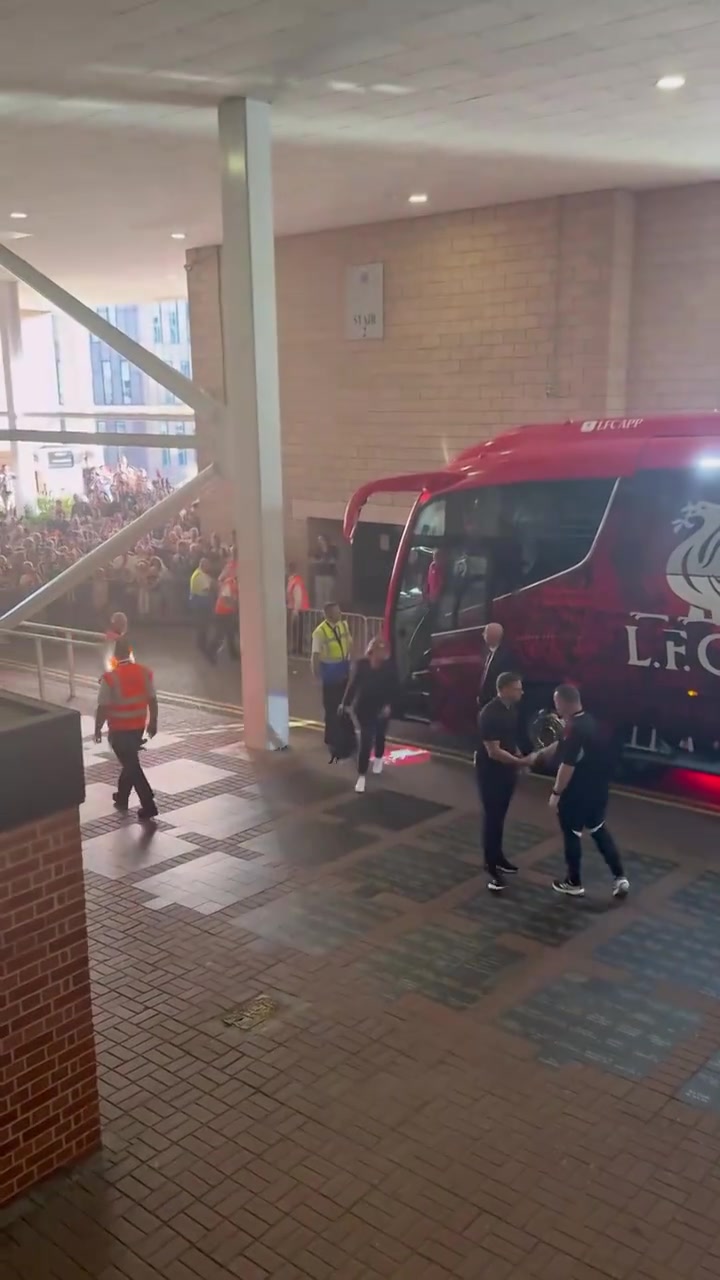 这回真结下梁子了利物浦抵达纽卡主场时纽卡球迷发出巨大嘘声