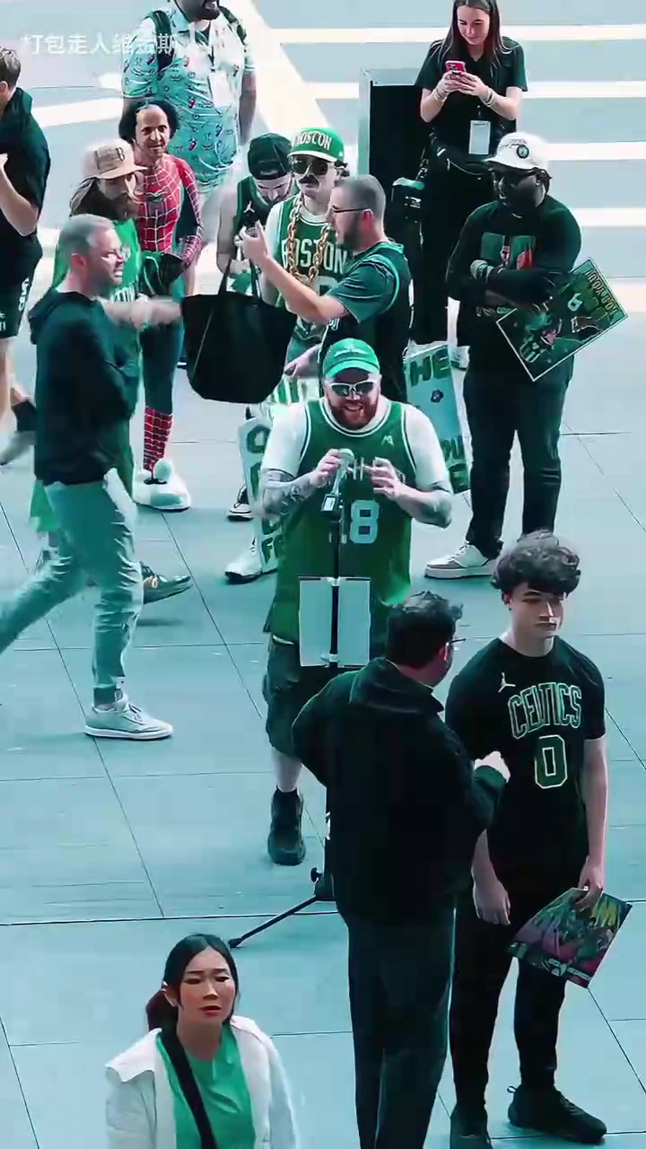 泪目波士顿街头自发性的为塔图姆祈祷加油我们爱你