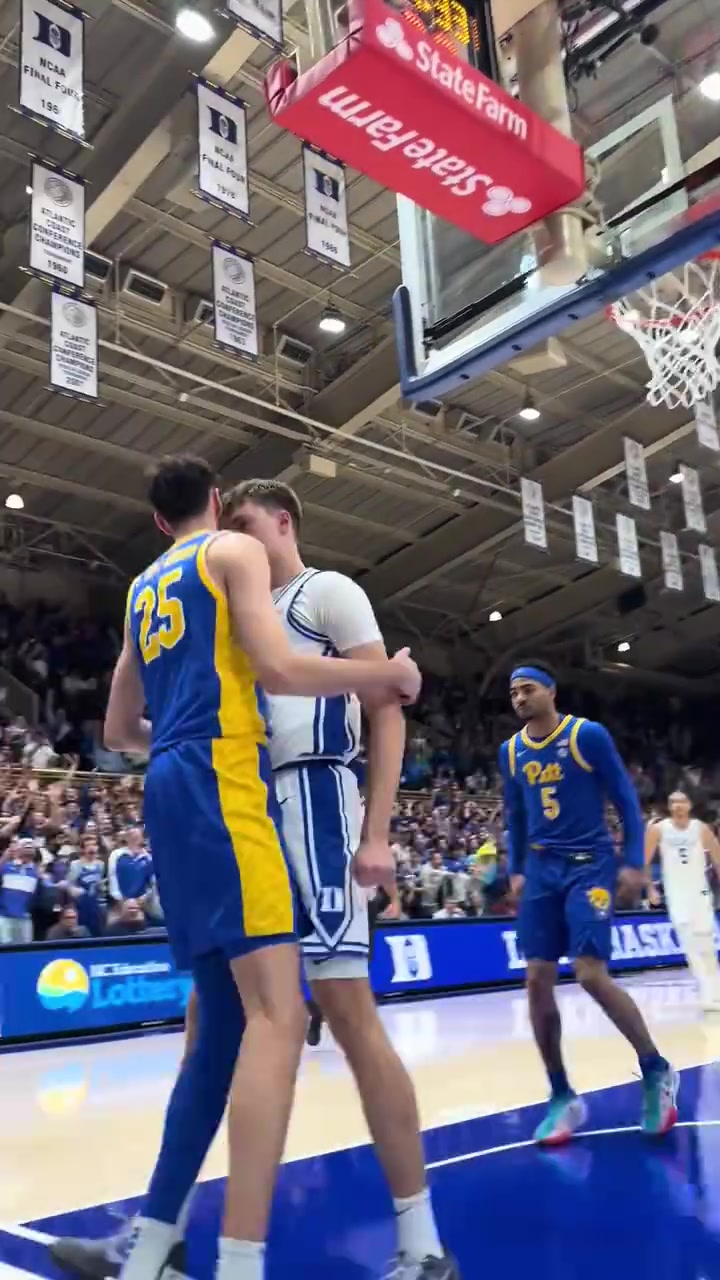 溢出屏幕的天赋弗拉格大学时期的暴力一球隔扣切特弟弟