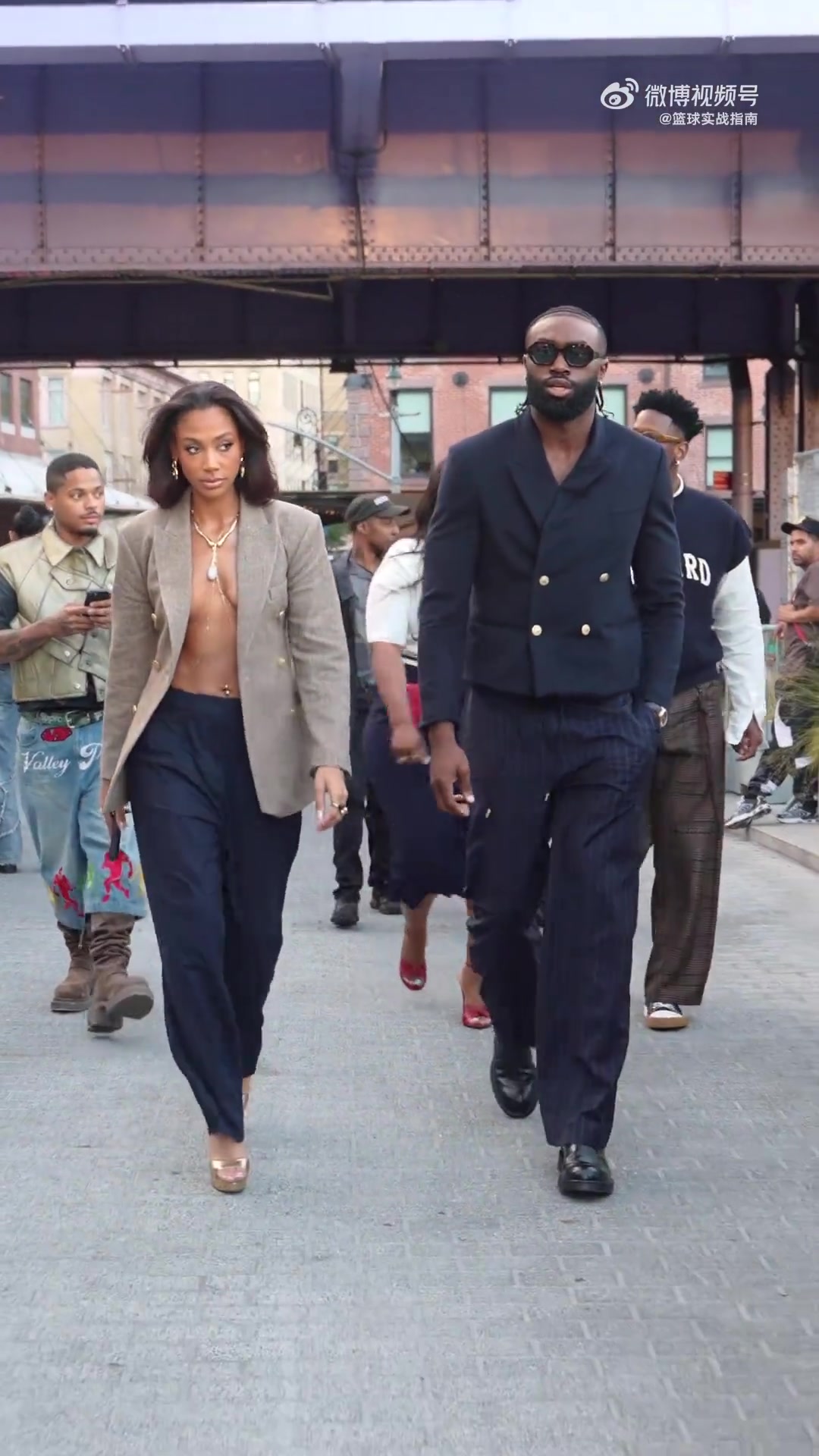 布朗此前和女友逛街对象居然真空上阵