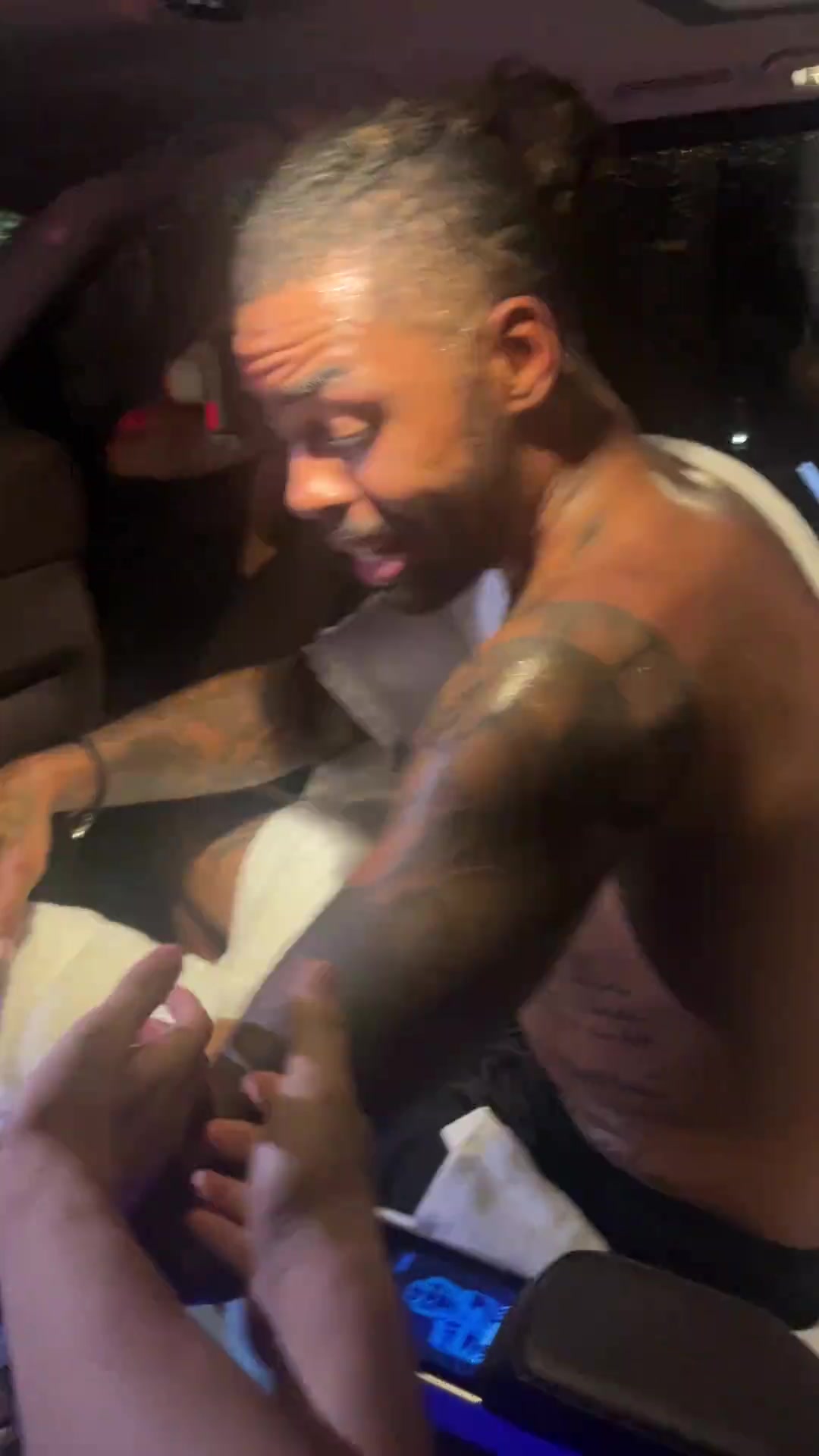 太热情了拉塞尔中国行坐车离开球迷们被团团围住