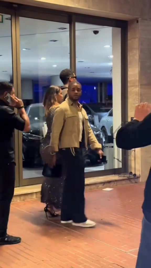 布克新女友的其他镜头角度曲线堪称完美