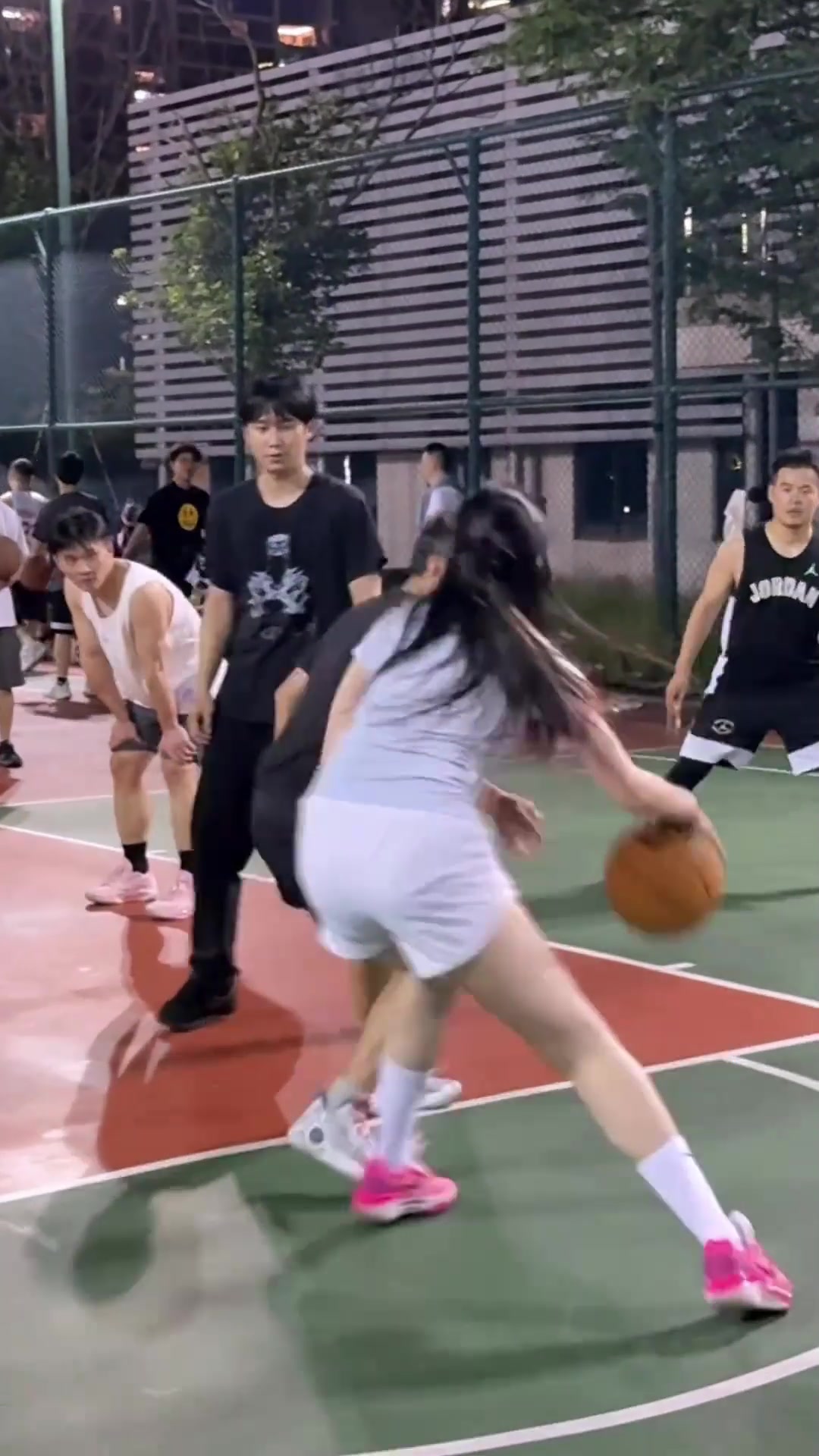 顶不住国产卡戴珊肘姐和大爷打球大爷你别防我 我怕你受伤