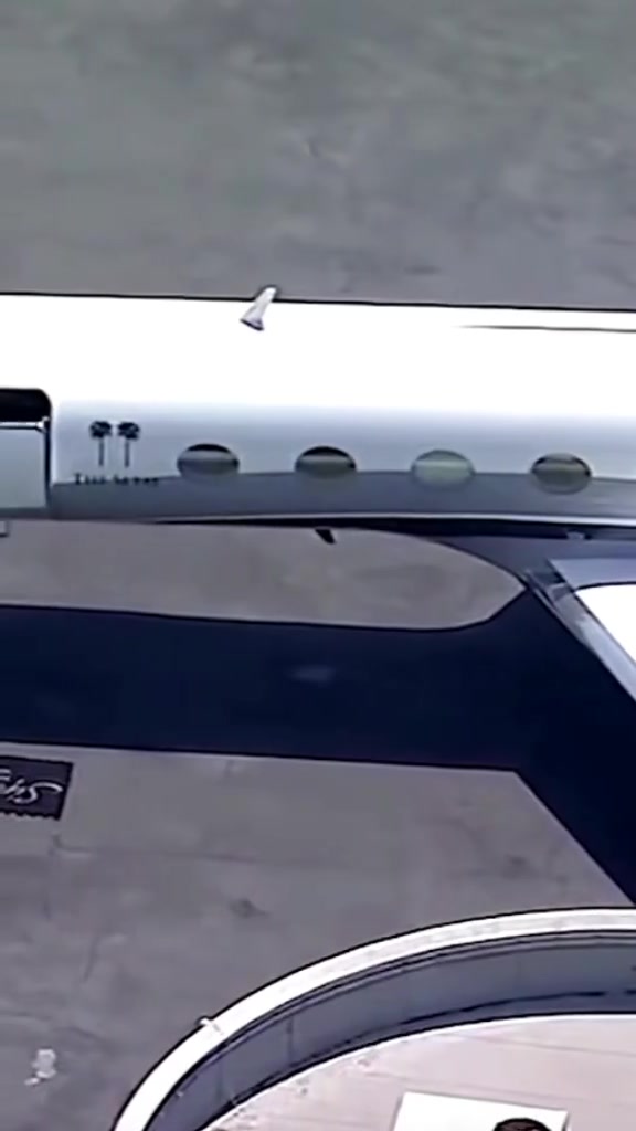 太壕了吧詹姆斯结束度假 乘坐私人飞机回家