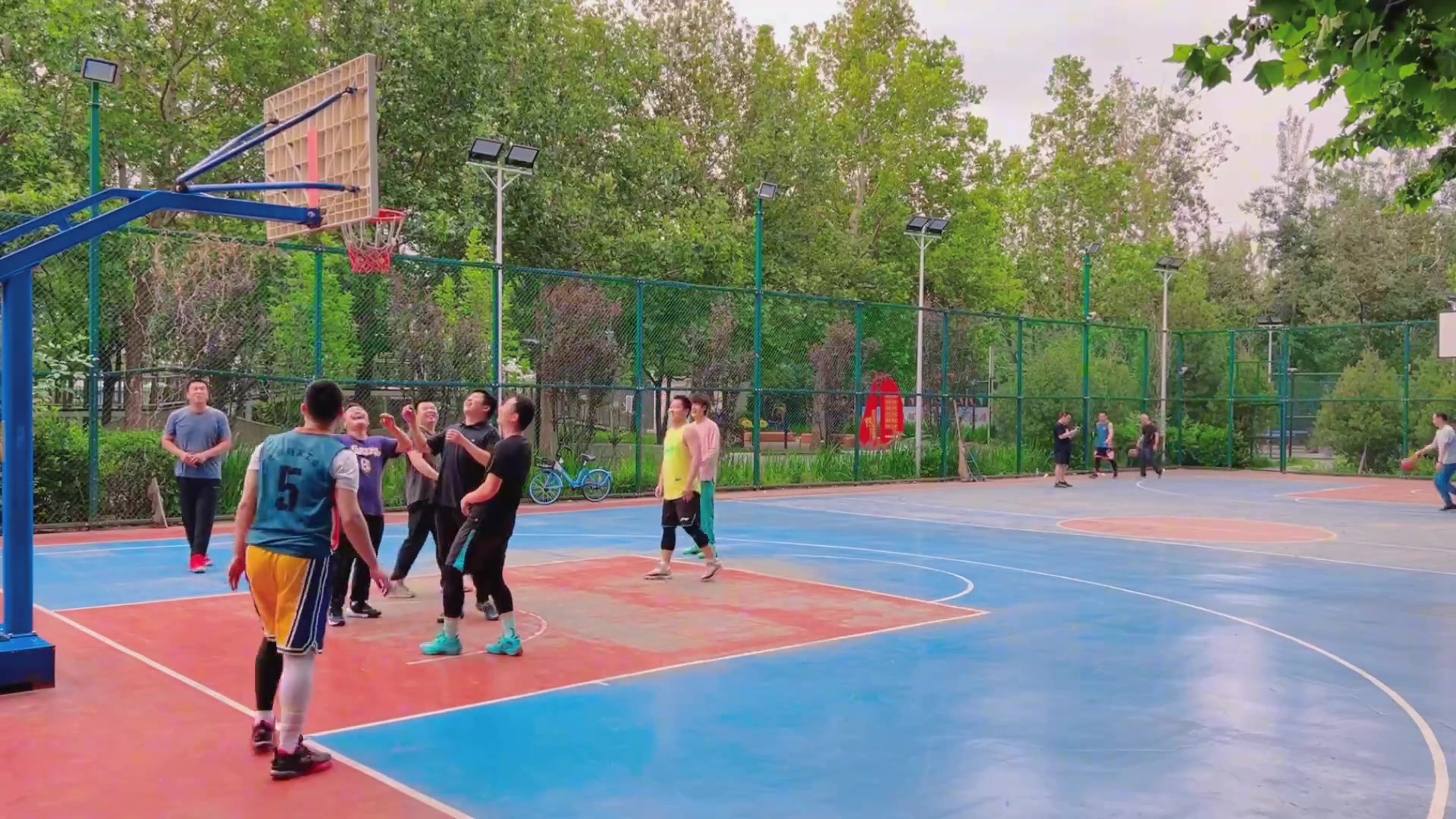 野球场小伙不运球离谱走步 网友再走就去洛杉矶了