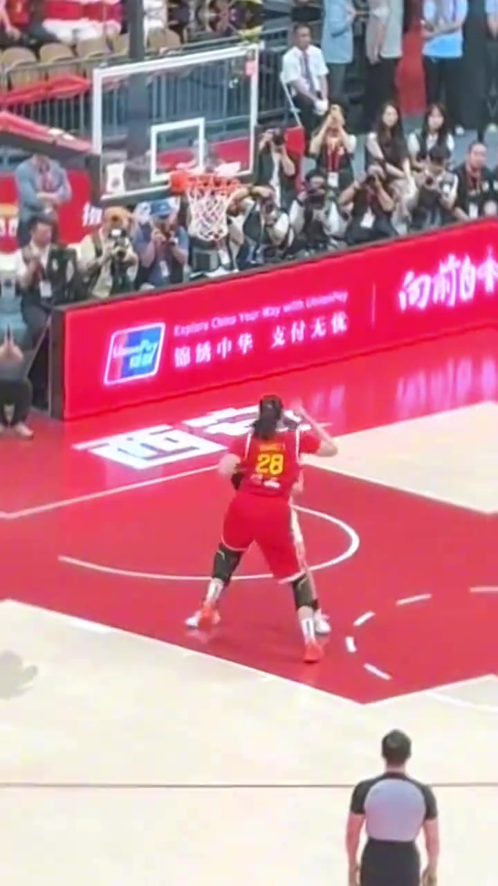 到底谁是大人谁是小孩日本女篮防守张子宇真的是尽力了