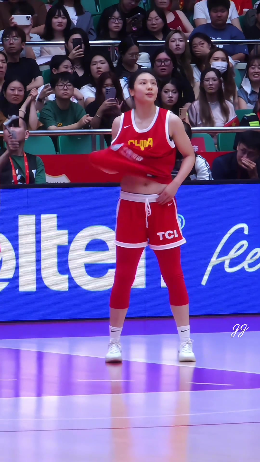 张茹最近越来越爱在球场上炫腹了