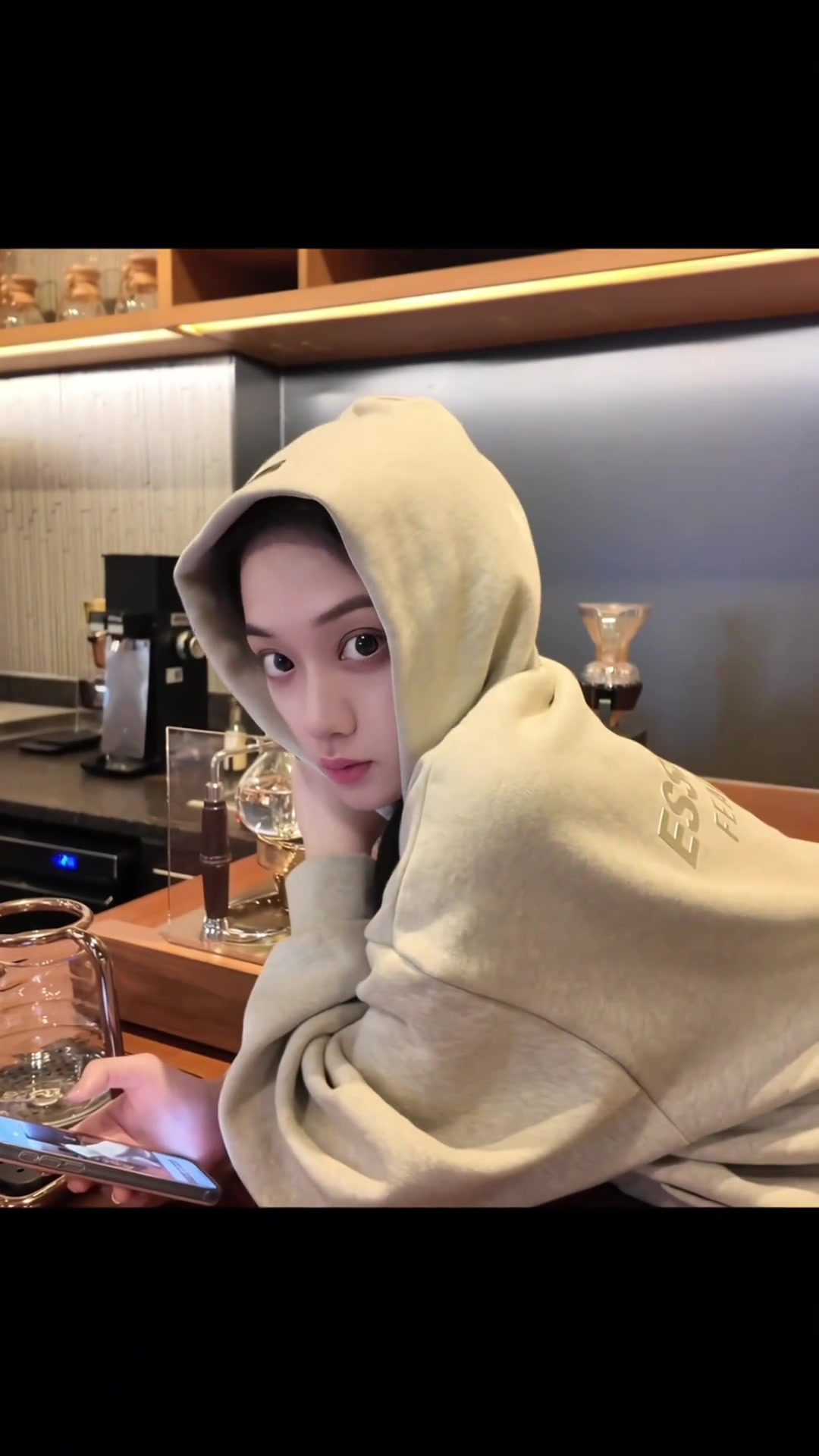 真飒美女主播婧雯一身休闲帽衫穿搭帅是一种天赋