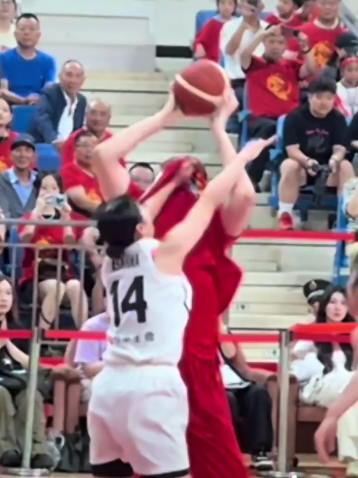 无所不用其极日本14号球员竟用拽衣蒙脸的方式来干扰张子宇