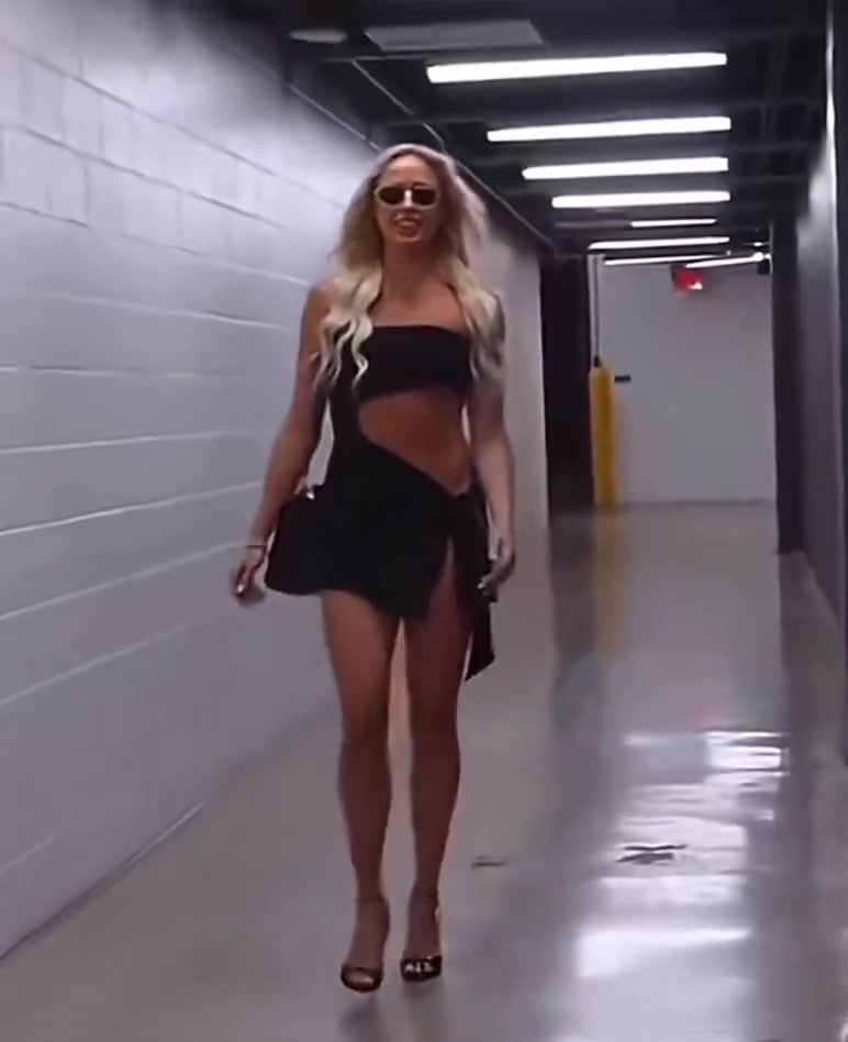 WNBA索菲坎宁安这入场穿搭也忒大胆了吧简直挪不开眼睛了