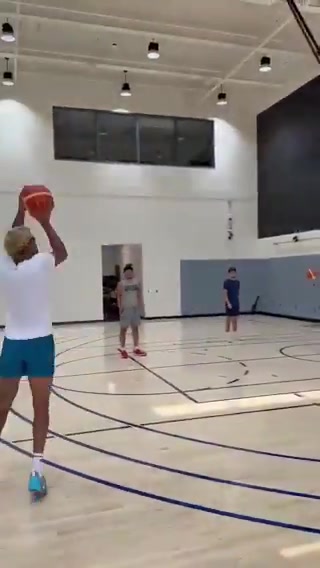 阿杜准备来马刺了索汉被拍到在太阳的训练馆训练