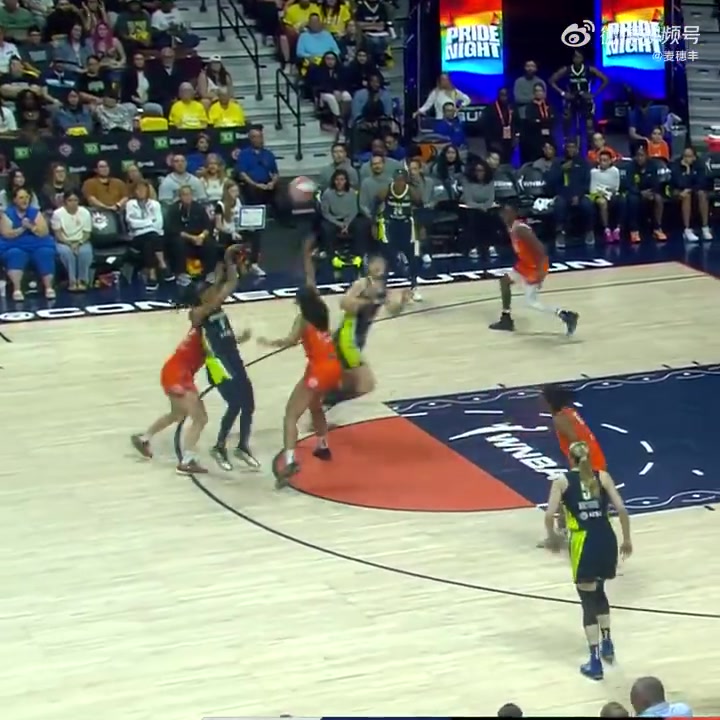 小宝渐入佳境李月汝这掩护真的瓷实顺下上篮也是相当丝滑