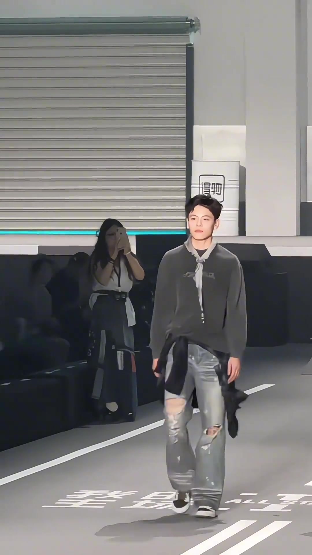 帅呆了女篮国手杨舒予参加时装T台走秀 真滴气场全开啊