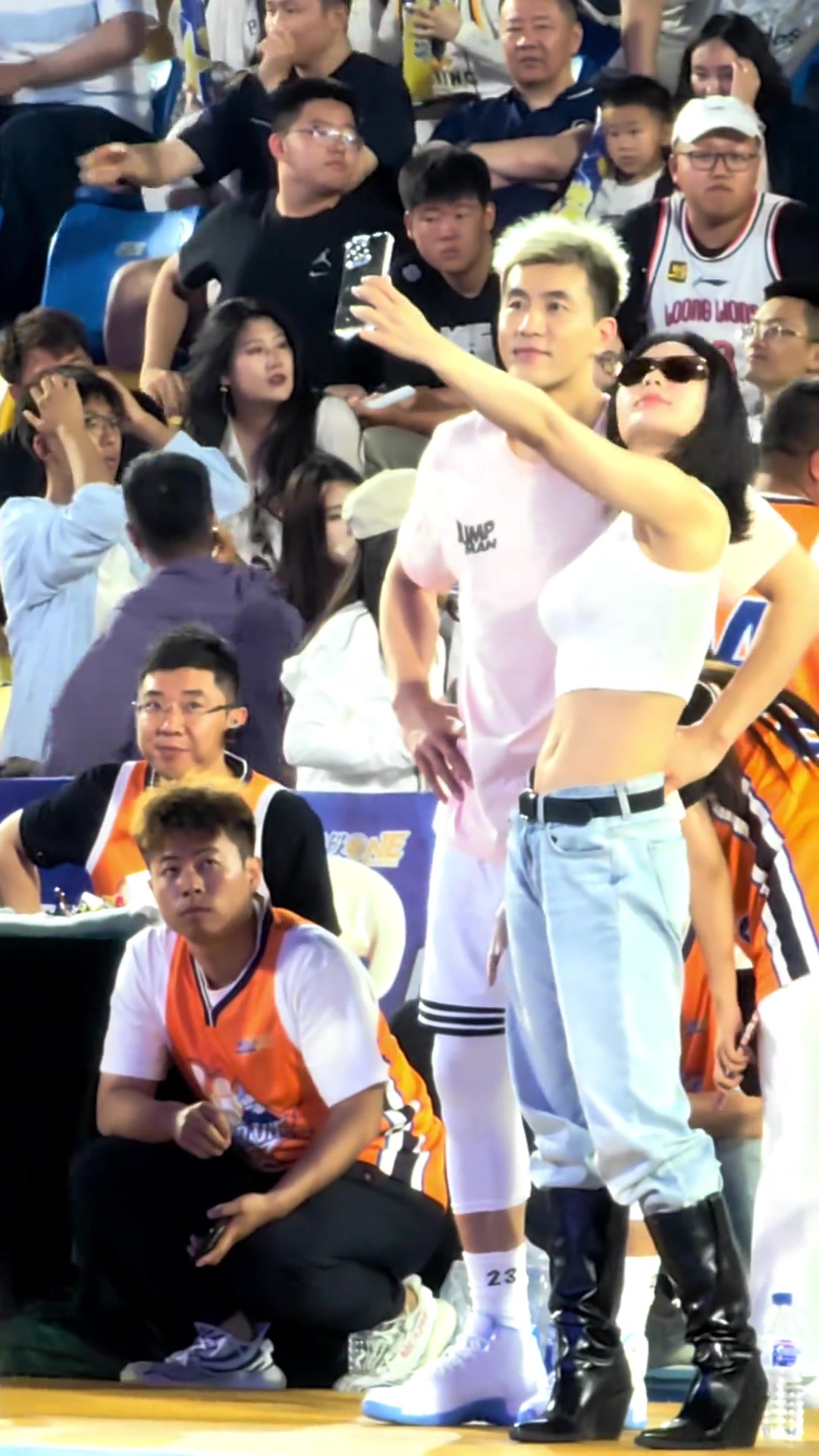 跟郭艾伦合影的女粉丝颜值都很高啊