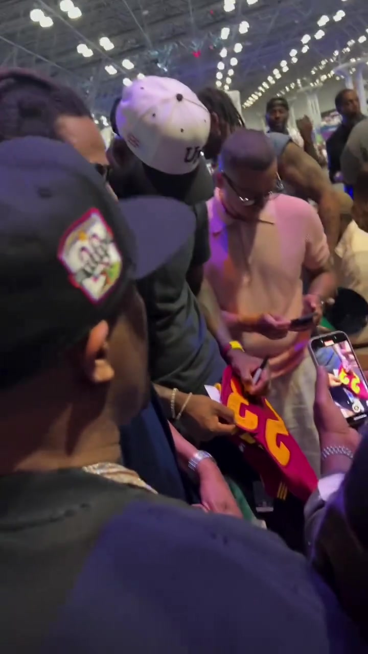 詹姆斯和好友追梦格林出席Fanastics Fest活动