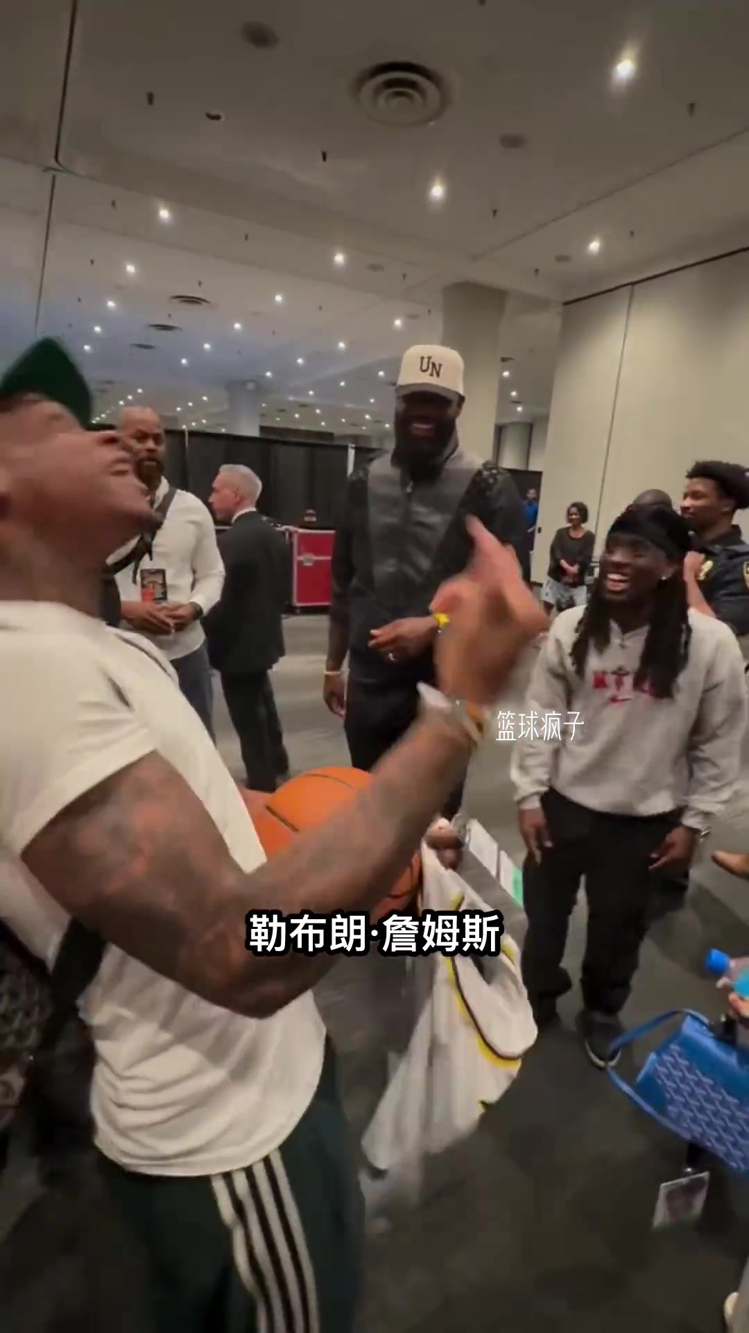 梦想成真了粉丝见到詹姆斯疯狂示爱