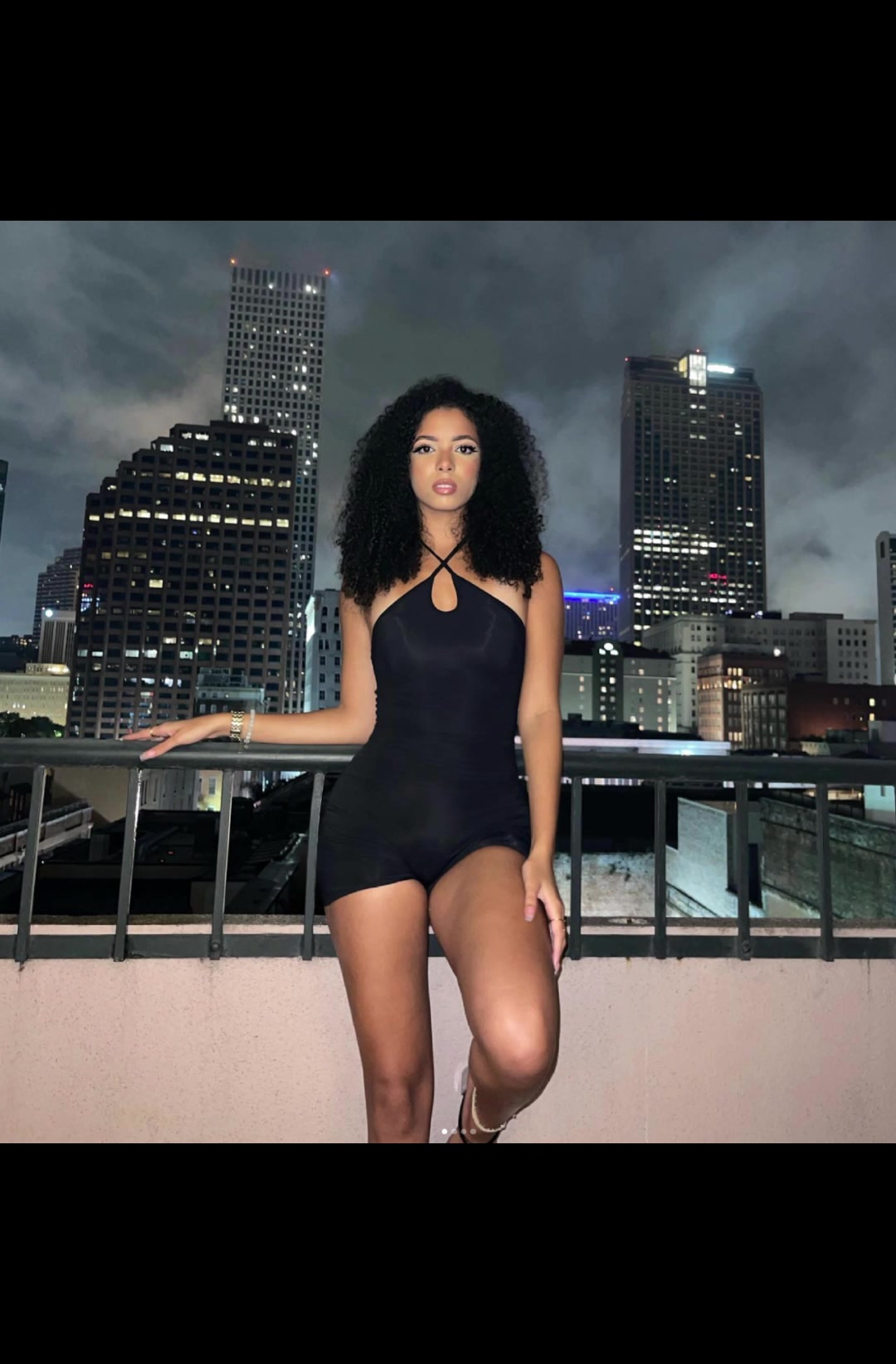 小贾眼光阔以哈火箭队贾巴里-史密斯的性感女友Jasmine A