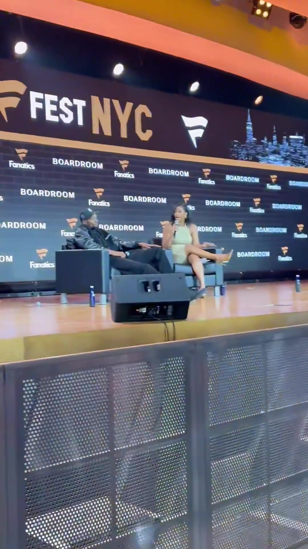 杜兰特活动现场得知被交易至火箭微笑回应我们拭目以待