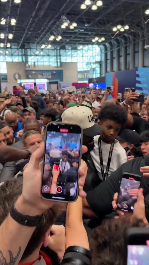 NBA流量担当詹姆斯参加活动被球迷团团围住 根本走不动