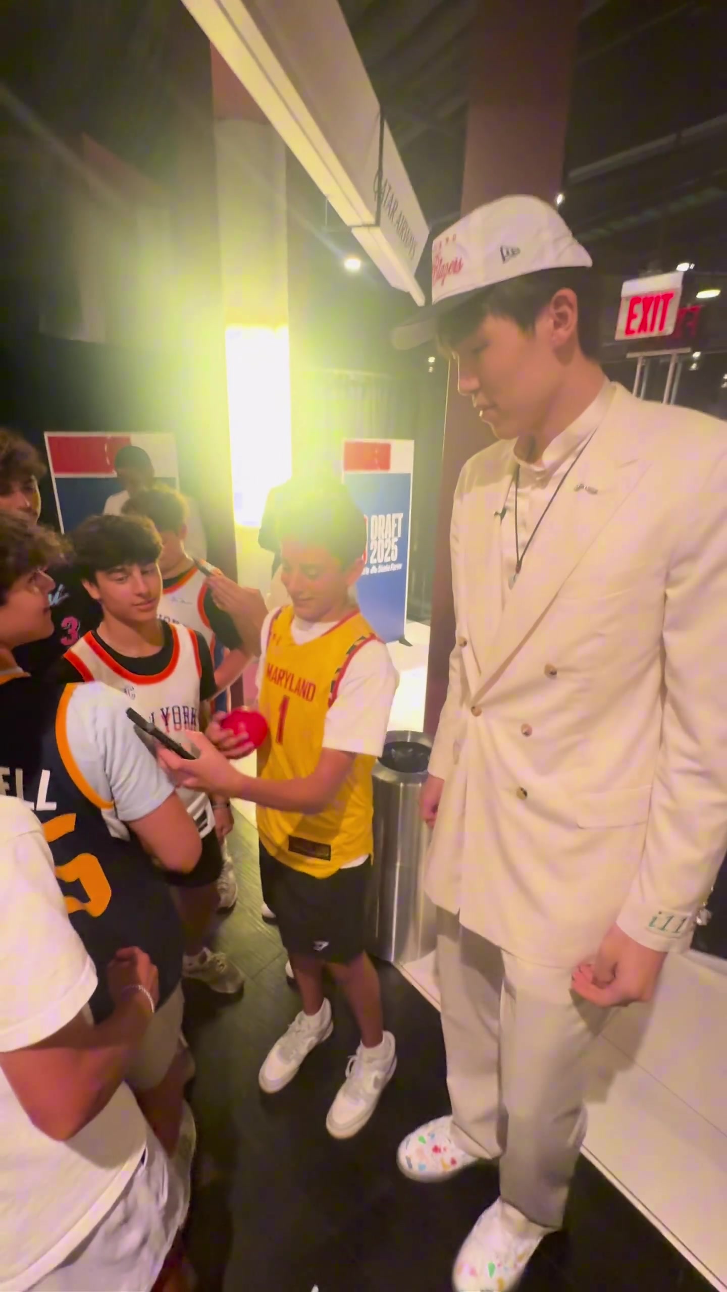 杨瀚森在选秀结束后被迷弟团团包围 小球迷们一脸兴奋地和他自拍