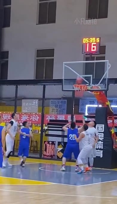 该夸他能抢板呢还是骂他投篮铁