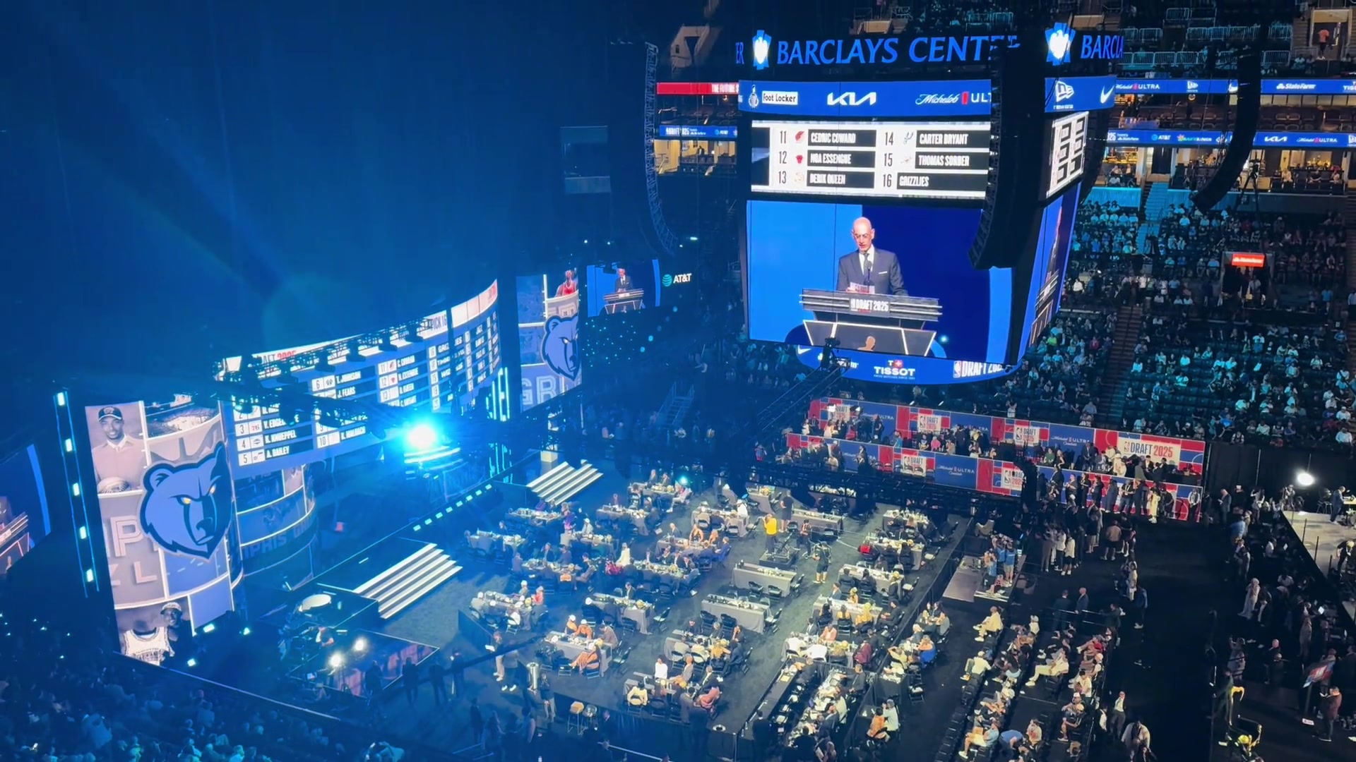 杨瀚森第16顺位被开拓者选中 现场中国球迷嗓子都喊哑了