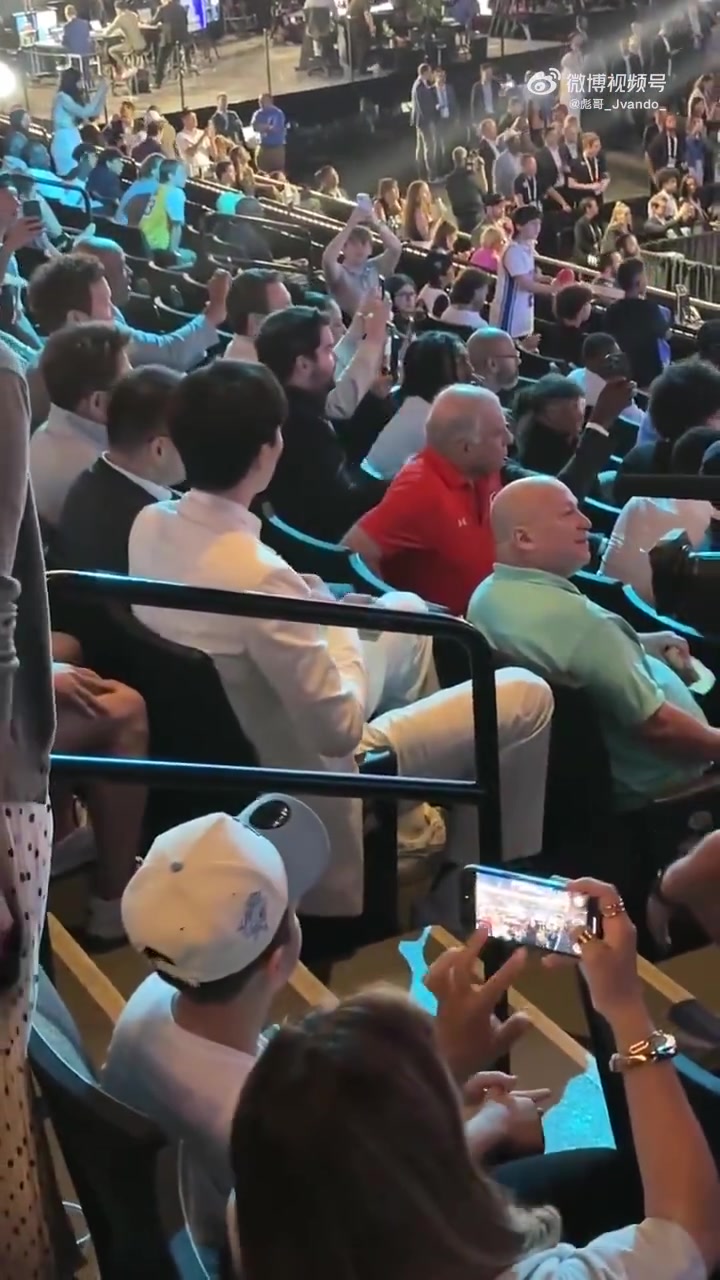 杨瀚森被选中时身边的观众都起立鼓掌纷纷举起手机录视频