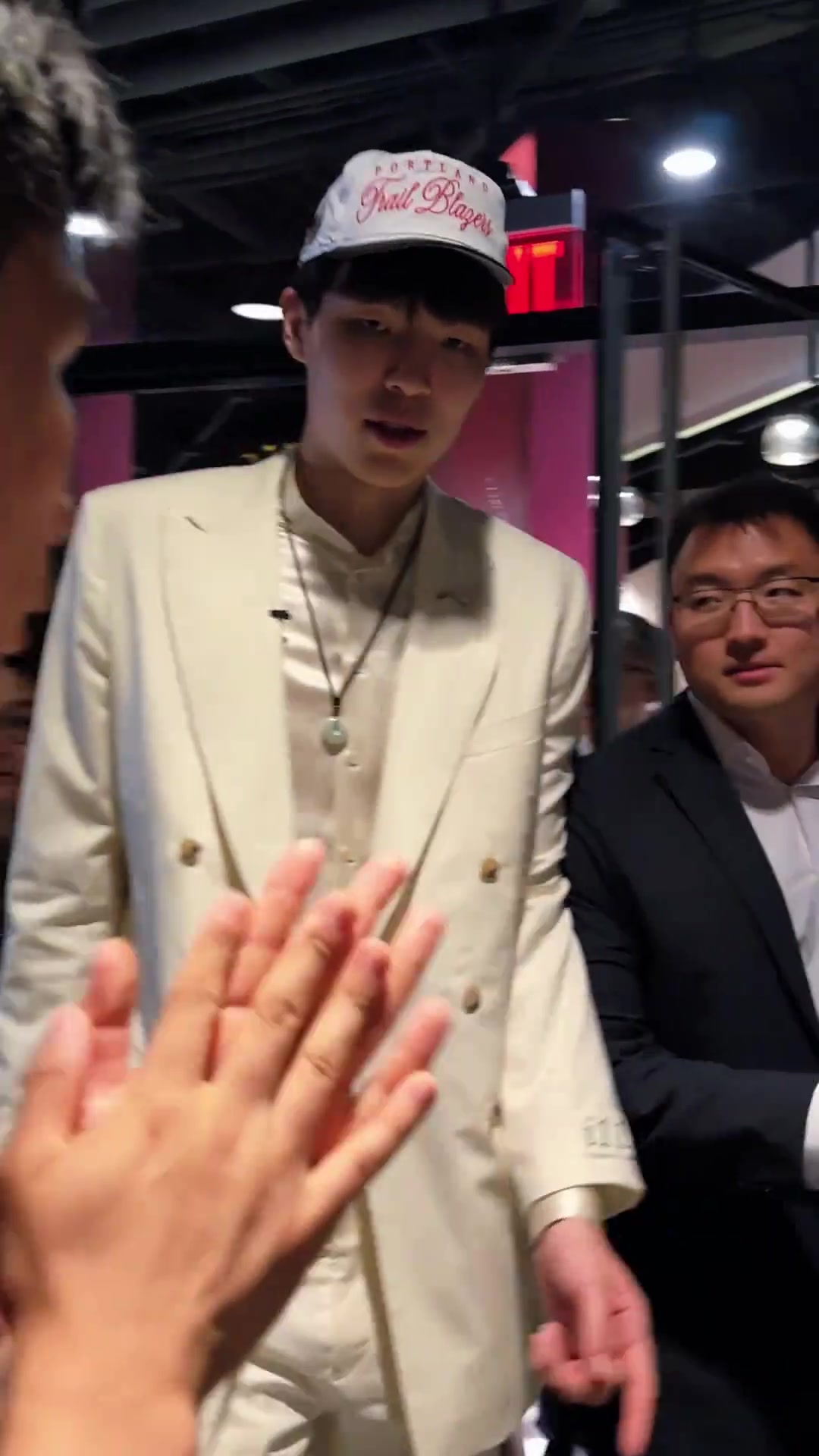 已经有铁哥们儿啦杨瀚森和同经纪公司的马卢阿奇克莱顿拥抱