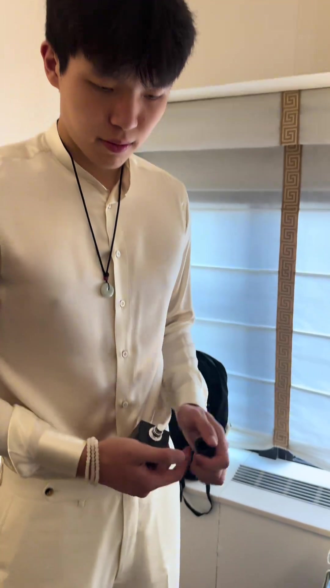 自信杨瀚森选秀大会出发前露出鬼魅一笑