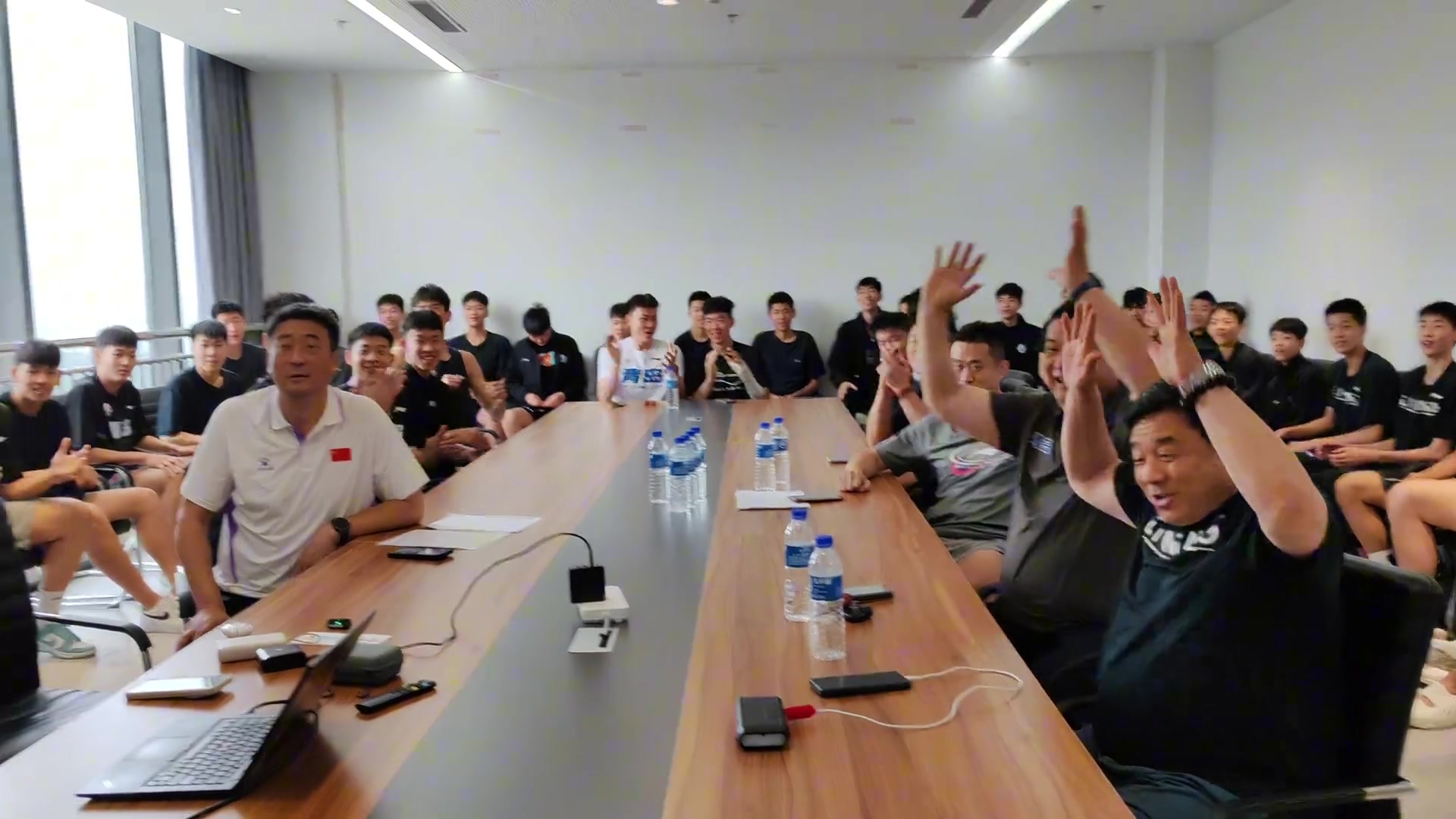 青岛官方在选秀第二现场一起为他欢呼瀚森你是我们的骄傲