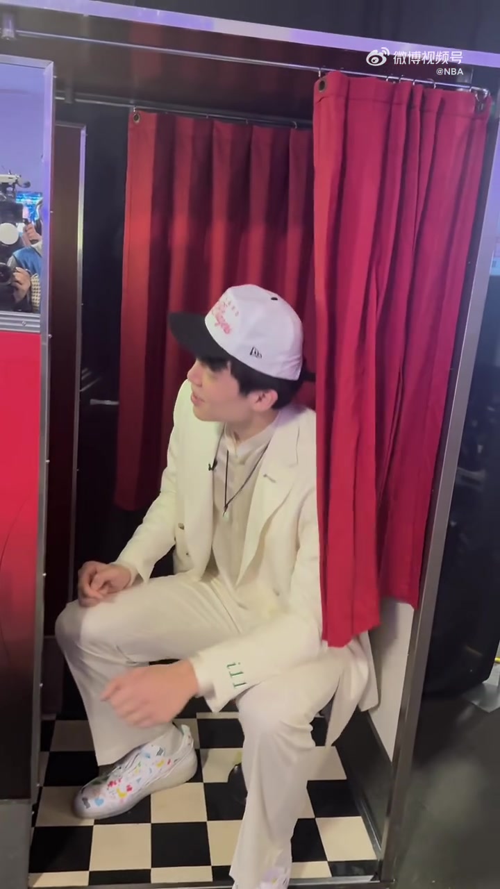 杨瀚森被选中后来到自拍机体验拍照结果太高了只拍到下半张脸