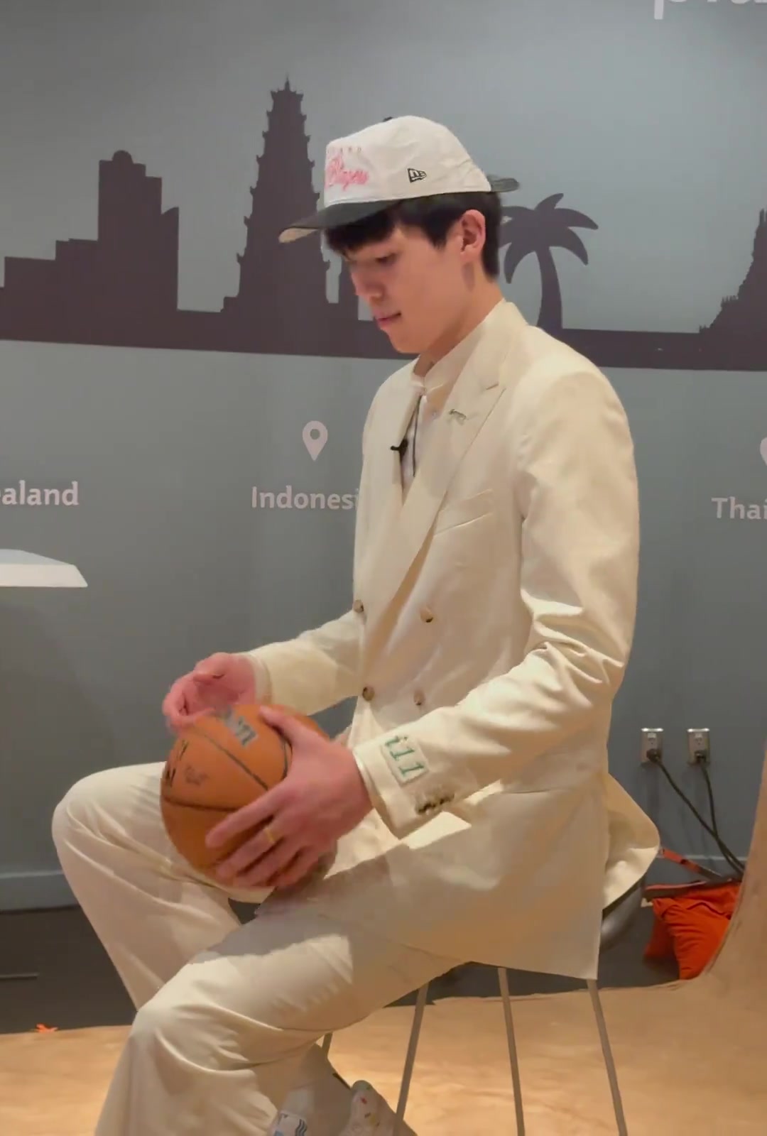 首轮秀杨瀚森被选中后拍摄定妆照帅