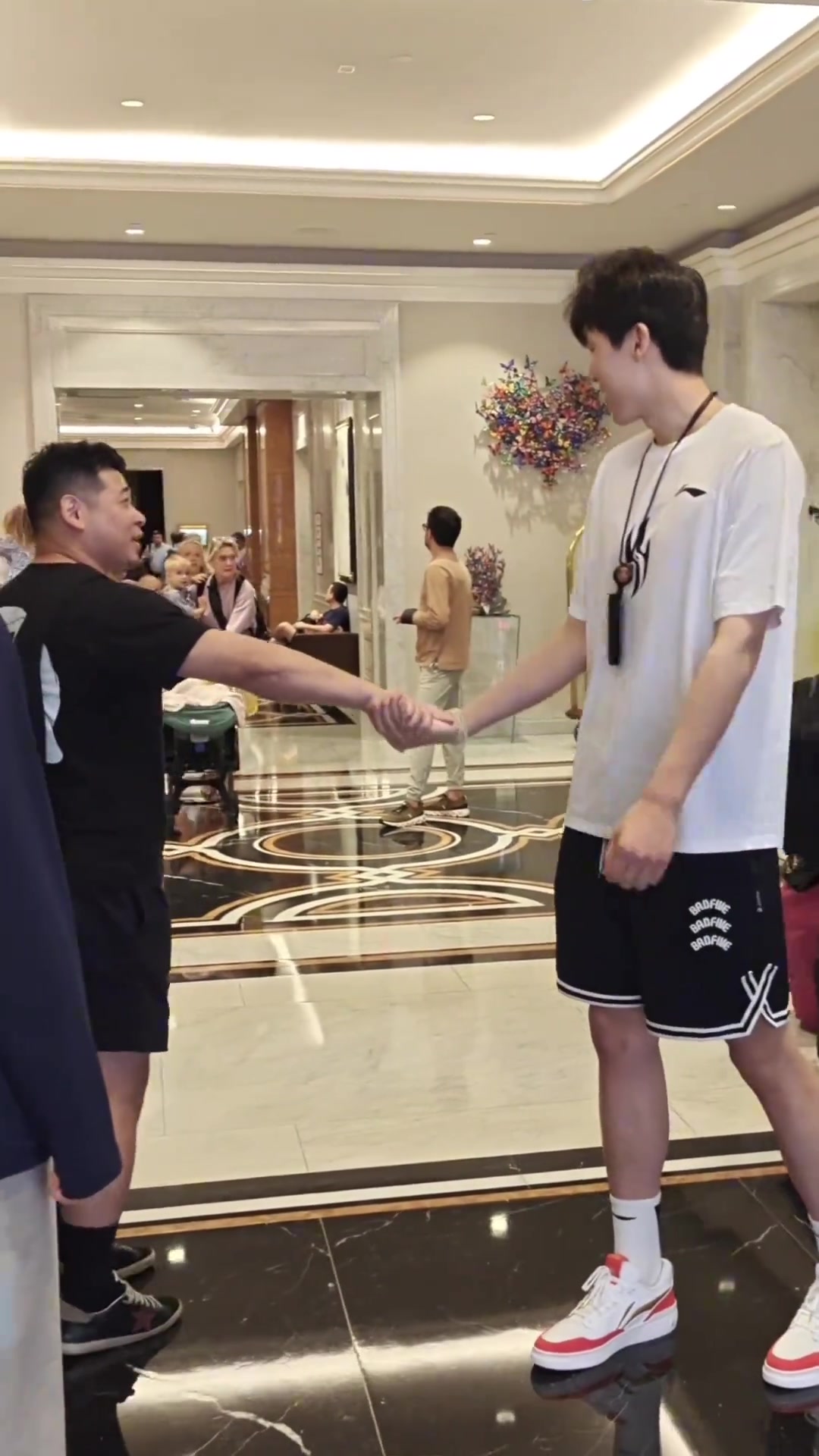 选秀结束后第二天瀚森立即就启程出发波特兰正式开启NBA生涯