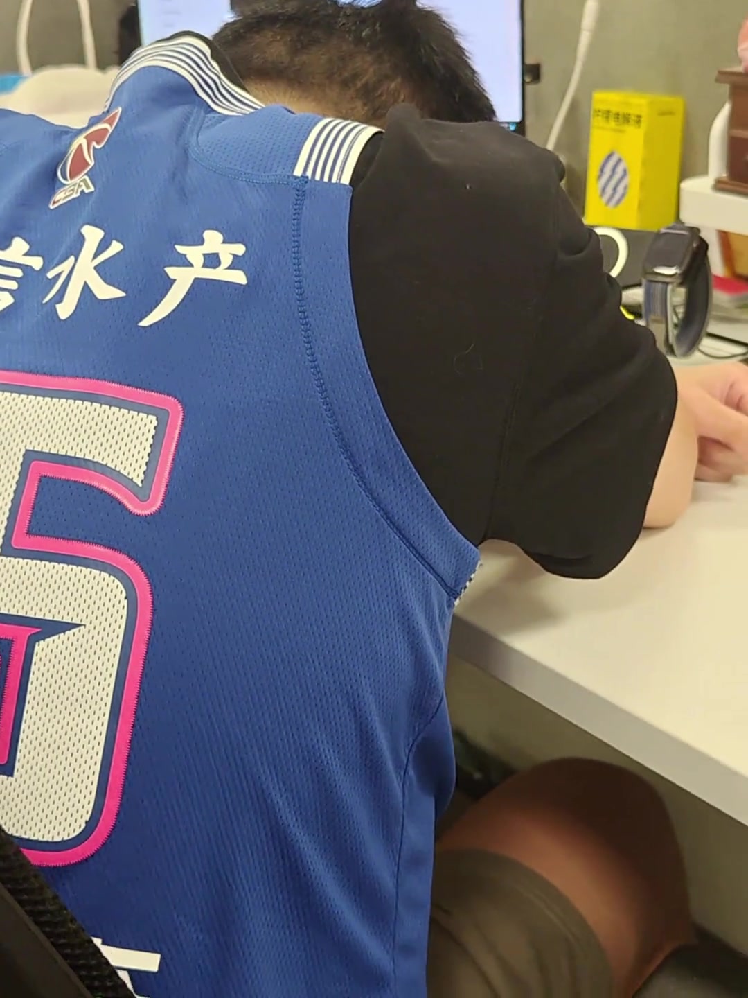 哭惨了CBA青岛的杨瀚森球迷看到杨瀚森被选中后喜极而泣