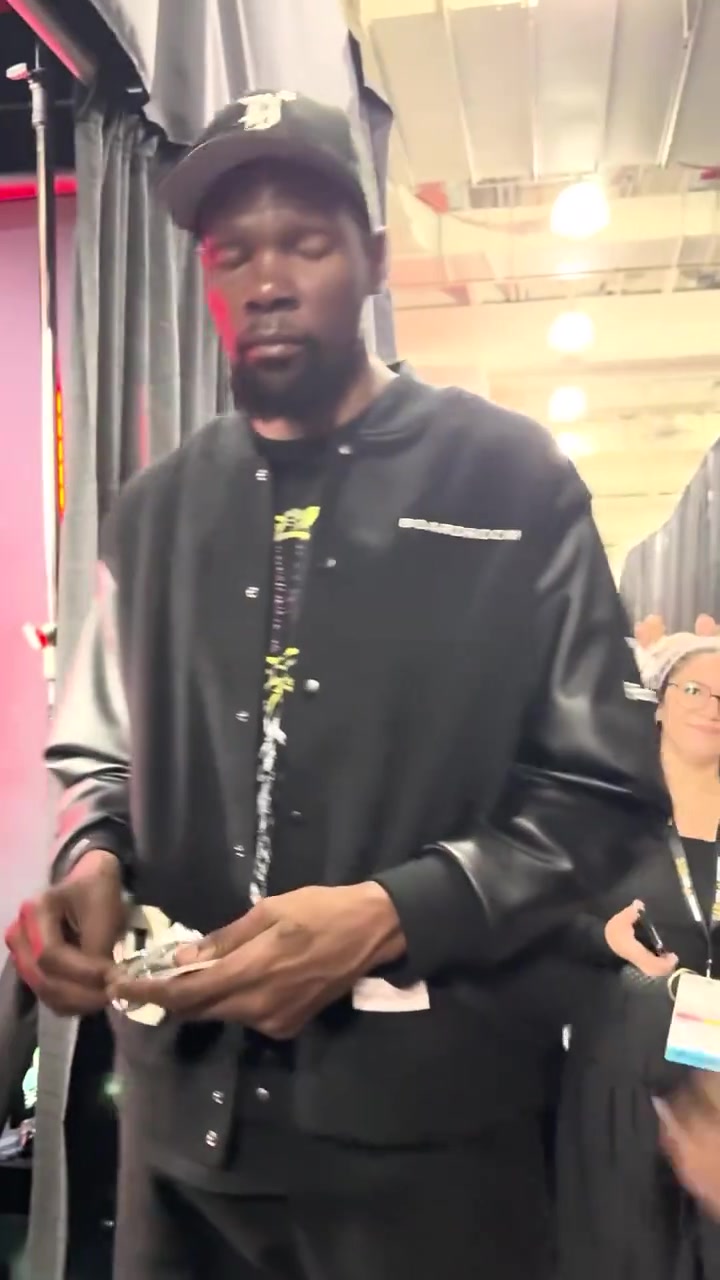 杜兰特开球星卡盲盒 最后一张抽出科比瞬间开心MVP