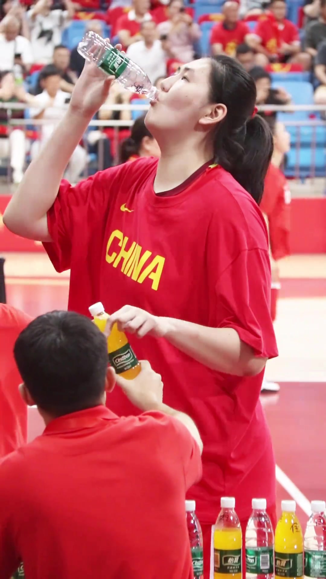 矿泉水在张子宇手里也变成了口服液顺手就炫光一瓶