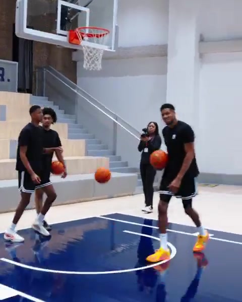 字母哥曾教第五顺位的贝利低位技巧字母这启动速度好恐怖