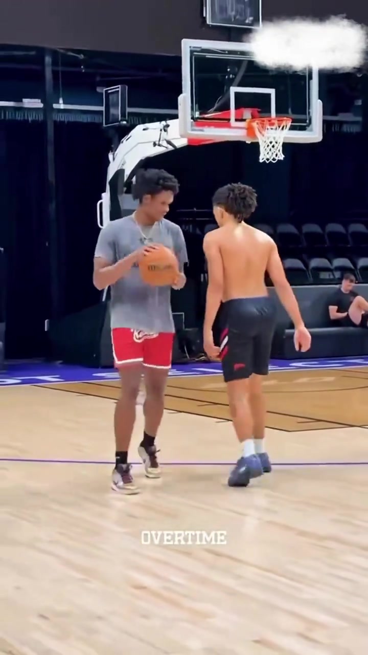 阿门也在猛练进攻看投篮姿势还是很有可塑性