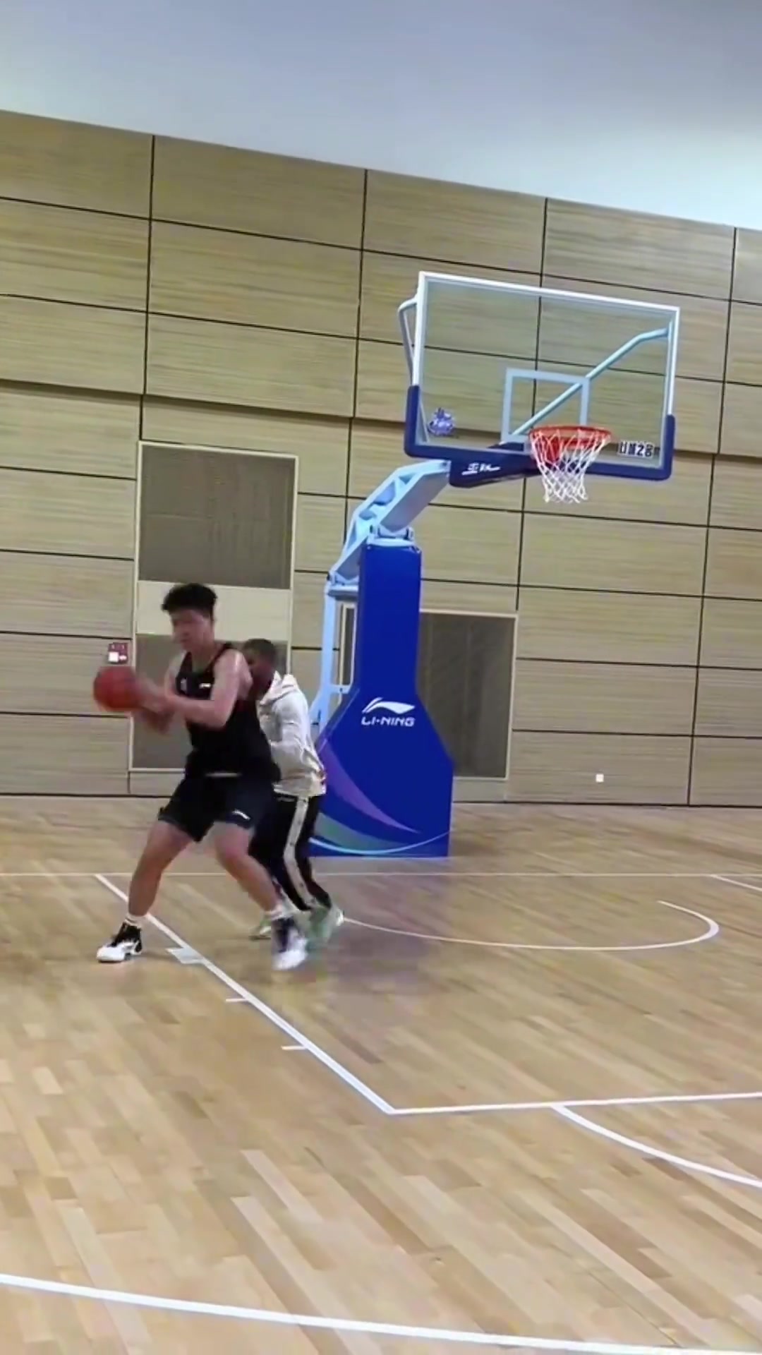 杨瀚森私下特训进攻技巧脚步扎实思路清晰