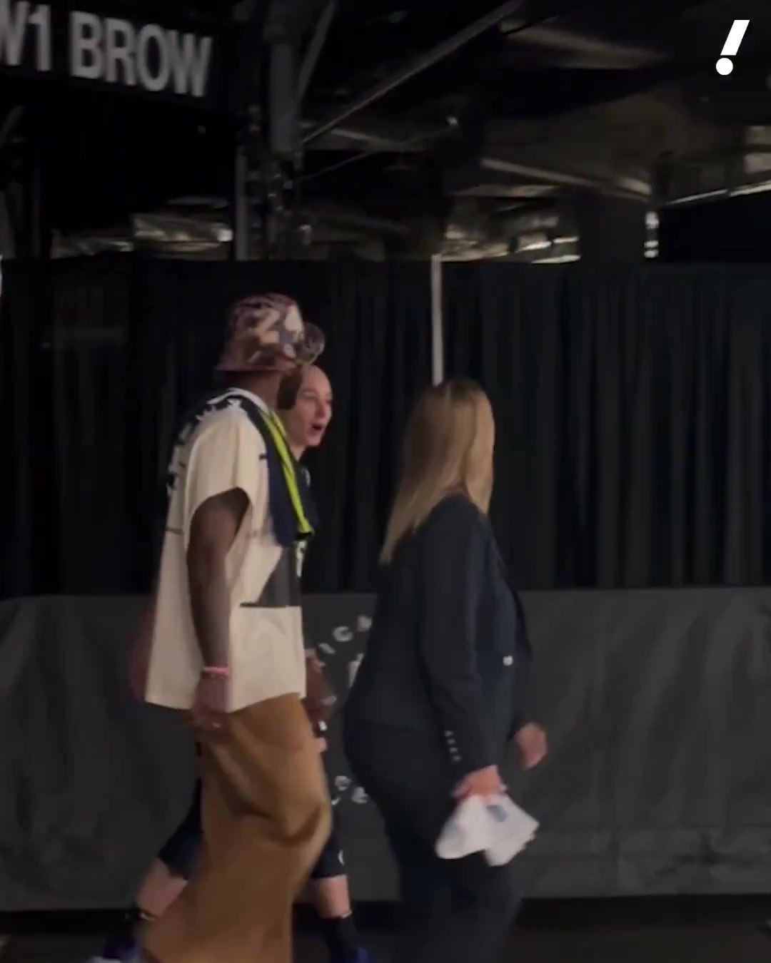 真来啦欧文观战飞翼赛后与状元佩奇一同离场还拥抱合影交流